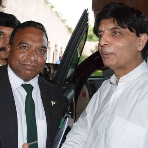 .اسلام و  علیکم  جناب  .وزیر داخلہ چوہدری نثار علی خان ..امید واثق آپ  خیریت  سے ھوں گے ”میں اصغر علی  مبارک .  سینئر جائنٹ سیکرٹری پاکستان فیڈرل یونین آ ف جرنلسٹس  دستور  .چیف رپورٹر دی ڈیلی میل اسلام آباد ،کالم نگار” اندر کی بات’  وزیر داخلہ چوہدری نثار علی خان صاحب آپکی توجہ گزشتہ روز  جناب کے میڈیا کو ڈیل کرنے والےافراد کی جانب سےھتک آمیز سلوک کا مظا ھرہ  کرنے والے مسٹر سرفراز ،شہزاد راجو  اور ایک نامعلوم شخص کی طرف مبذول کروا کر انصاف  اور   واقعہ کے  زمہ داروں کے خلاف کاروائی کا طلب گار ھوں،  آپکی   پریس کانفرنس کے موقع پر ان افراد نے  جناب  کے حق میں لکھنے کی پاداش میں  پبجاب ہاؤس میں انتہائی ھتک آمیز سلوک کا مظا ھرہ  کیا.. میں  باقائدگ بیٹ رپورٹرز کی حثیت میں  وازرت  داخلہ کور کرتا ھوں ،،جس کا ثبوت اخبارات میں شایع شدہ خبریں اور کالم ‘ اندر کی بات’ ھیں  جناب  آپ  وزیر داخلہ چوہدری نثار علی خان کی  پریس کانفرنس کے آغاز پر ھی صحافی ساتھی ناصر اقبال نے آپکے  نوٹس  میں بات لائی کا پریس کانفرنس  سے قبل  سینئر صحافیوں صالح ظافر ،سعود ساحر  اور  مجھ سمیت کئی صحافیوں گیٹ کے باہر روکے رکھا جناب کے نوٹس  لینے کے باوجود  پریس کانفرس میں مسٹر سرفراز نامی شخص نے اندر نہ آنے دیا اور گیٹ پر موجود شہزاد راجو نے نامناسب رویہ اپنایا دو گھنٹے گرمی میں انتظار کے بعد مجھ سمیت کئی جرنلسٹ واپس ہووےوزیر داخلہ چوہدری نثار علی خان کی طرف سے نوٹس نہ لینے کا مطلب ھے جناب  وزیر داخلہ چوہدری نثار علی خان کا اپنا عملہ اتنا بدتمیز اور خودسر ھے جو  جناب  وزیر داخلہ چوہدری نثار علی خان مخالفوں کو تو پروٹوکول دیتا رھا جبکے   جناب  وزیر داخلہ چوہدری نثار علی خان کی محبت میں سچ لکهنے والوں کے ساتھ   انتہائی ھتک آمیز سلوک سے ظاہر ھو چکا کہ ملک کا باقی نظام بھی ویسے ہی چلتا ھو ،،،،لعنت ھو اسی سیاست اور صحا فت پر ،،جہاں تجربے کار جرنلسٹ سے جناب وزیر داخلہ چوہدری نثار علی خان کی ناک کے نیچے یہ قبیح عمل دوہرایا گیا ..یقین ھے …اپ جناب کو اسے افراد کے خلاف ایکشن لینا ھو .دعا جس نے انتہائی ھتک آمیز سلوک کروایا الله اسکو اس دنیا ور آخرت میں تباہ و برباد کرے ،،امین ،،  چوہدری نثار علی خان صاحب اپکا  کا کہنا تھا کہآپ  ہر میٹنگ میں موجود ہوتے ہیں،  لیکن اہم ترین مشاورتی اجلاس میں نہیں بلایا گیا….ایسا ہی ھمارے ساتھ ھوا  ٣٦ سال میں پہلی بار اس طرح کا بدسلوکی کا سامنا کرنا پڑا  سینئر کے ساتھ انتہائی ھتک آمیز سلوک پر اپ نے ایکشن نہ لیا تو سمجھا جاۓ گا کہ انتہائی ھتک آمیز سلوک کا حکم جناب کی طرف سے آیا …میں پھر بھی آپکے حوالے سے اچھا لکھتا رھوں گا کیوں کہ  میرا اور اپکا حلقہ ایک ہی ہیے،میں  وزیر داخلہ کی پریس کانفرنس نہیں بلکے جناب  چوہدری نثار علی خان کی تاریخی  پریس کانفرنس کے لیے آیا تھا میرا نام ھر بار لسٹ میں شامل رھا اور آج کس نے نکالا یس کی تحقیق ہونی چاھے ورنہ میں خود اسی جگہ احتجاج برپا کروں گا جہاں   انتہائی ھتک آمیز سلوک کیا گیا اور پی آئ ڈی کے ذمہ دار افسر کی مداخلت پر بھی  پریس کانفرنس میں نہ جانے دیا گیا جو کے ایک جرنلسٹ کا آئینی حق بھی تھا ،جناب میں خود سینئر جائنٹ سیکرٹری پاکستان فیڈرل یونین آ ف جرنلسٹس  دستور بھی ھوں اور معاملہ پاکستان بھر میں اٹھانے کا حق محفوظ رکھتا ھوں … آپ ایک بااصول ،ذمہ دار سخصیت ھیں ،،،اللہ اپکا حامی و ناصر ھو ،،امین  ،،دعا گو ..اصغر علی  مبارک .  سینئر جائنٹ سیکرٹری پاکستان فیڈرل یونین آ ف جرنلسٹس  دستور  .چیف رپورٹر دی ڈیلی میل اسلام آباد ،کالم نگار” اندر کی بات”
