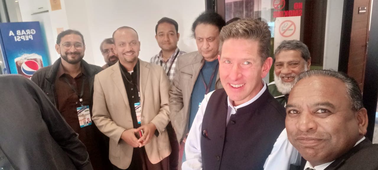British High Commissioner praised Pakistan’s excellent hospitality in a short talk at the Pindi Cricket StadiumAsghar Ali MubarakRawalpindi ;The British High Commissioner in Pakistan visited the media center on the second day of the Pakistan vs England Test match, in a brief conversation at the Pindi Cricket Stadium, praised Pakistan’s excellent hospitality and said that the English team’s excellent hospitality is commendable. The British High Commissioner said that “excellent security is being provided in Pakistan.” He surprised the people present by speaking in Urdu, Punjabi and Pothohari languages. He took a selfie with the journalist.