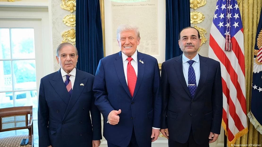 امریکی صدر عالمی امن کیلئے پاکستانی عسکری, سیاسی قیادت کے کردار کے معترف…US President recognizes the role of Pakistani military and political leadership for world peace…أقرّ الرئيس الأمريكي بدور القيادة العسكرية والسياسية الباكستانية في تحقيق السلام العالميPresiden AS mengakui peran kepemimpinan militer dan politik Pakistan untuk perdamaian dunia