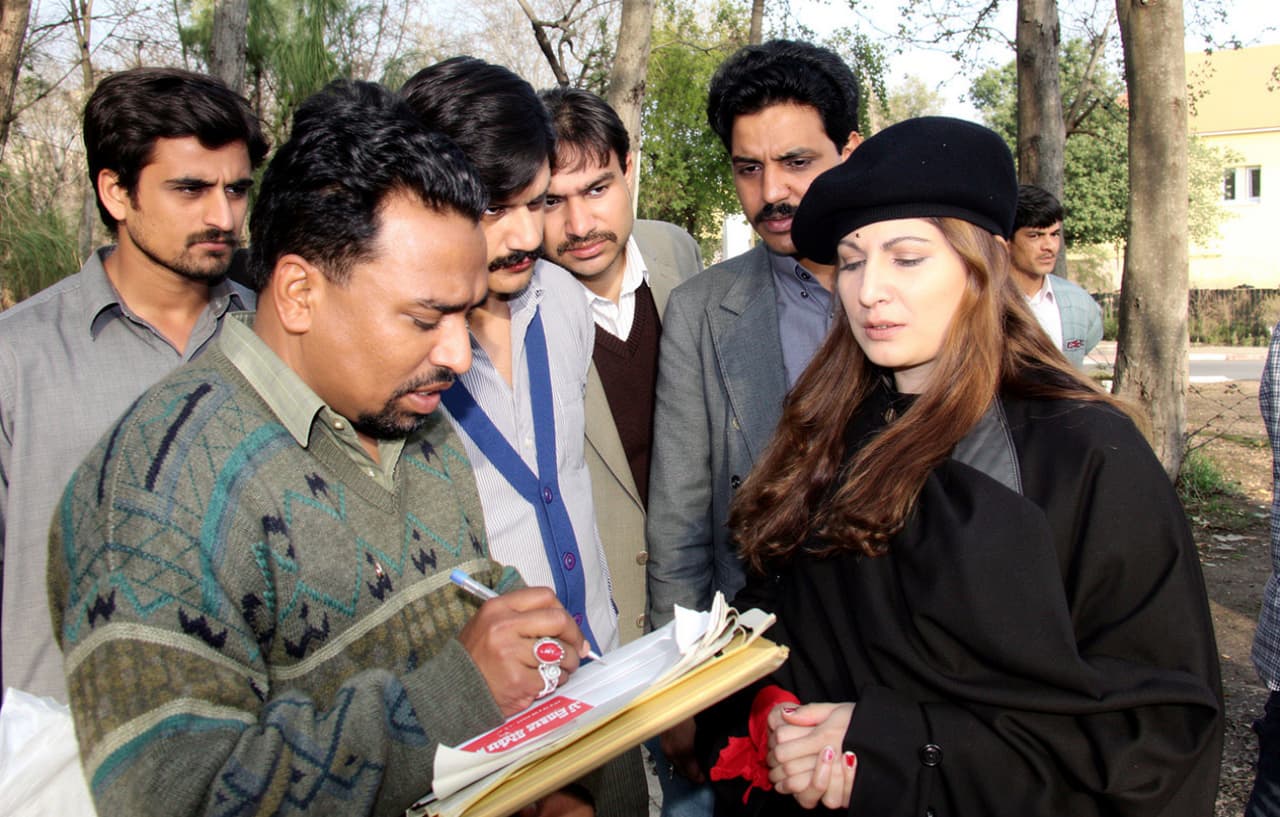 وزیر اعلیٰ پنجاب مریم نواز نے پنجاب کی فلم انڈسٹری کو زندہ کرنے کے لیے ایک نئے اقدام کا اعلان کر دیا، صائمہ نور کا اصغر علی مبارک کو مارگلہ کے جنگلات میں 1997 میں فلم ’’ڈکو رانی‘‘ کی شوٹنگ کے دوران دیا گیا انٹرویو فلمی تاریخ کا یادگار لمحہ ۔Chief Minister of Punjab Maryam Nawaz has announced a new initiative to revitalize Punjab’s film industry, interview, given by Saima Noor to Asghar Ali Mubarak in the forests of Margalla during the shooting of the film 1997″Dako Rani,” is a memorable moment in film history.