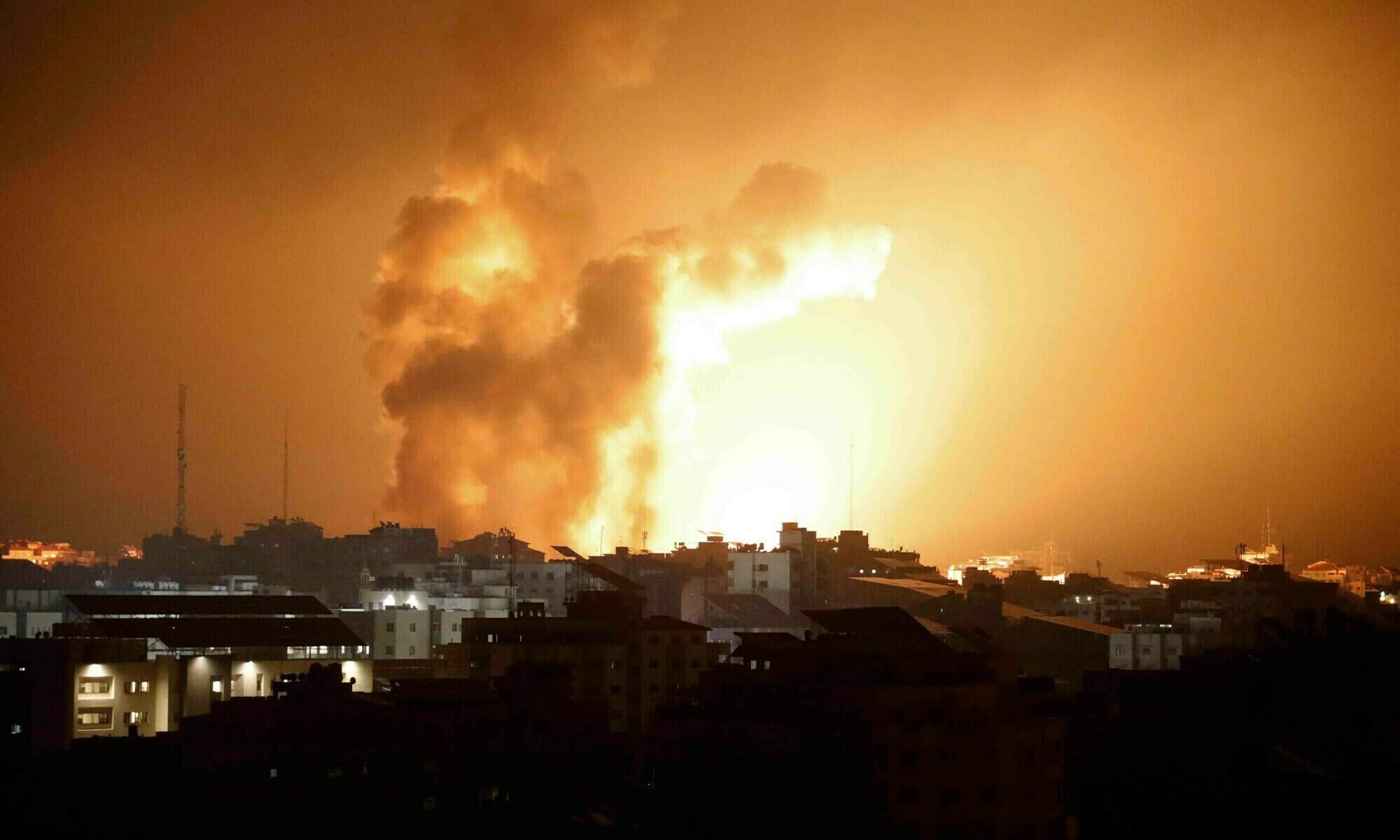 غزہ ; اسرائیل کی فاسفورس بمبوں سے بارش ,امت مسلمہ خاموش تماشاٸی Gaza; Israel’s phosphorous bomb rain, the Muslim Ummah is a silent spectator?