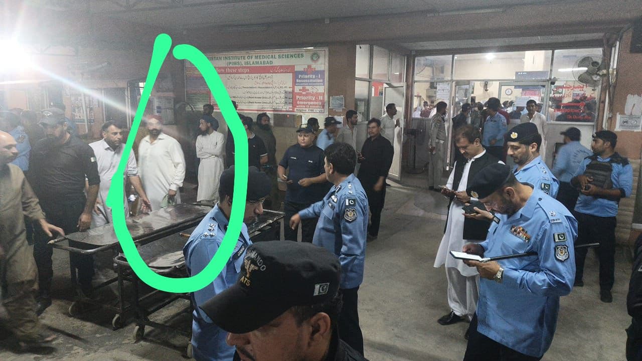 مظاہرین کی گرفتاری کیلئےپولیس نیشنل پریس کلب میں داخل,صحافی سراپا احتجاج،طلال چوہدری کی معافیPolice enter National Press Club to arrest protesters, journalists protest, Talal Chaudhry apologizes……… (اصغر علی مبارک ).