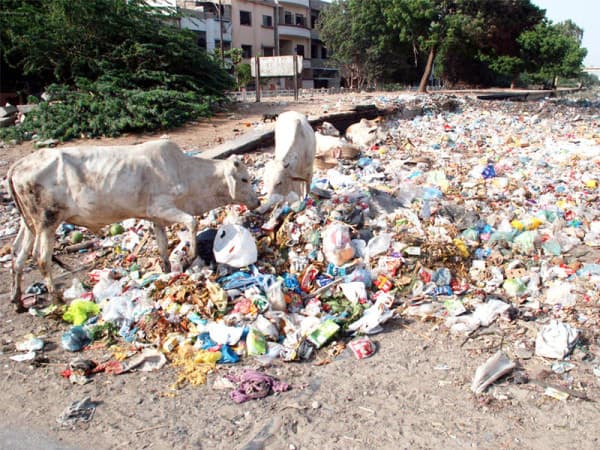 Sangla Hill; Model Town Street turned into a garbage depot ……سانگلہ ہل;ماڈل ٹاؤن سٹریٹ کو صفائی کے عملے نےکچرے کے ڈپو میں تبدیل